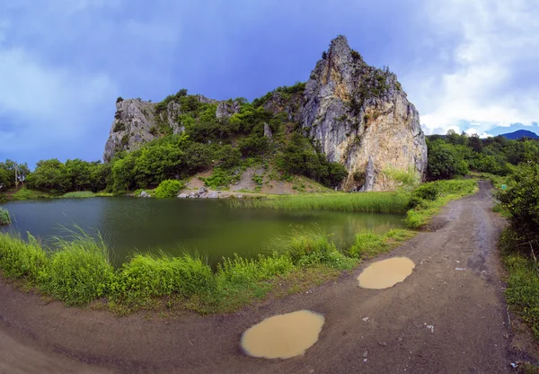 Kırım kırmızı rock dağ. Gurzuf ilçesi. Panorama. Hiking