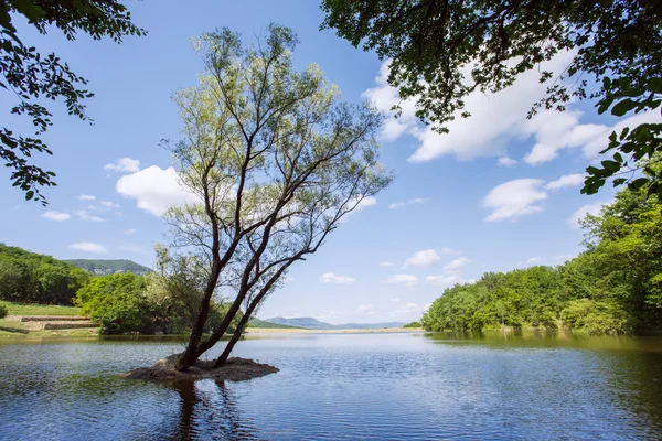 Kırım'da zengin Vadisi gölde. Hiking.