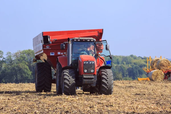 El tractor-remolque en el campo. Ucrania 24 septiembre 2015 Región de Kiev — Foto de Stock