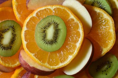 Portakal, elma ve kivi yakın plan dilimleri..