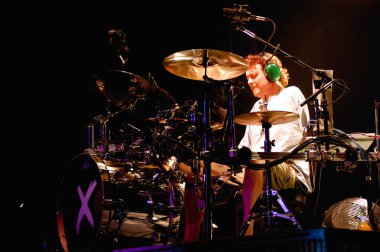 DENVER	DECEMBER 17: 	Drummer Rick Allen of the Heavy Metal band Def Leppard performs in concert December 17, 2002 at the Magnus Arena in Denver, CO.