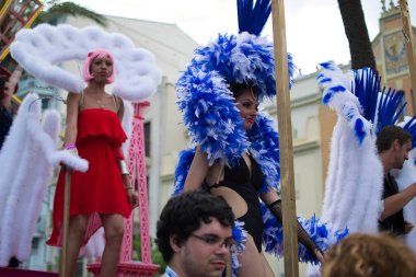 Sitges, Barcelona, İspanya - 15 Haziran 2014: Barcelona 'da eşcinsel gururu yürüyüşü, yüzlerce insan eşcinsel topluluğuyla birlikte bu etkinliğin tadını çıkarmaya geliyor.