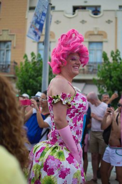 Sitges, Barcelona, İspanya - 15 Haziran 2014: Barcelona 'da eşcinsel gururu yürüyüşü, yüzlerce insan eşcinsel topluluğuyla birlikte bu etkinliğin tadını çıkarmaya geliyor.