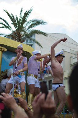 Sitges, Barcelona, İspanya - 15 Haziran 2014: Barcelona 'da eşcinsel gururu yürüyüşü, yüzlerce insan eşcinsel topluluğuyla birlikte bu etkinliğin tadını çıkarmaya geliyor.