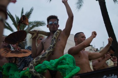 Sitges, Barcelona, İspanya - 15 Haziran 2014: Barcelona 'da eşcinsel gururu yürüyüşü, yüzlerce insan eşcinsel topluluğuyla birlikte bu etkinliğin tadını çıkarmaya geliyor.