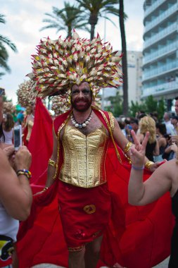 Sitges, Barcelona, İspanya - 15 Haziran 2014: Barcelona 'da eşcinsel gururu yürüyüşü, yüzlerce insan eşcinsel topluluğuyla birlikte bu etkinliğin tadını çıkarmaya geliyor.