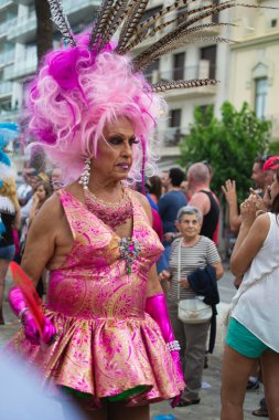 Sitges, Barcelona, İspanya - 15 Haziran 2014: Barcelona 'da eşcinsel gururu yürüyüşü, yüzlerce insan eşcinsel topluluğuyla birlikte bu etkinliğin tadını çıkarmaya geliyor.