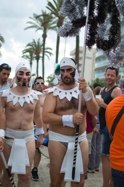 Sitges, Barcelona, İspanya - 15 Haziran 2014: Barcelona 'da eşcinsel gururu yürüyüşü, yüzlerce insan eşcinsel topluluğuyla birlikte bu etkinliğin tadını çıkarmaya geliyor.