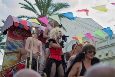 Sitges, Barcelona, İspanya - 15 Haziran 2014: Barcelona 'da eşcinsel gururu yürüyüşü, yüzlerce insan eşcinsel topluluğuyla birlikte bu etkinliğin tadını çıkarmaya geliyor.