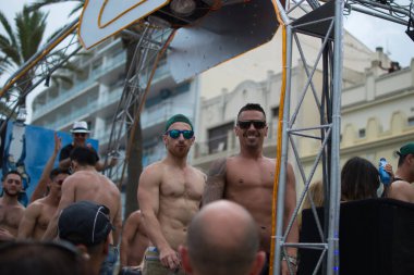 Sitges, Barcelona, İspanya - 15 Haziran 2014: Barcelona 'da eşcinsel gururu yürüyüşü, yüzlerce insan eşcinsel topluluğuyla birlikte bu etkinliğin tadını çıkarmaya geliyor.