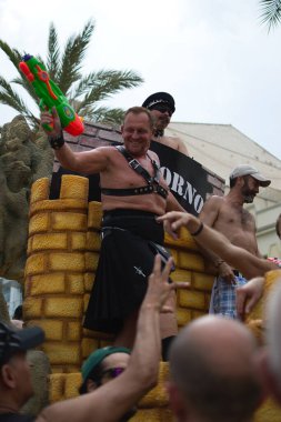 Sitges, Barcelona, İspanya - 15 Haziran 2014: Barcelona 'da eşcinsel gururu yürüyüşü, yüzlerce insan eşcinsel topluluğuyla birlikte bu etkinliğin tadını çıkarmaya geliyor.