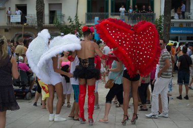 Sitges, Barcelona, İspanya - 15 Haziran 2014: Barcelona 'da eşcinsel gururu yürüyüşü, yüzlerce insan eşcinsel topluluğuyla birlikte bu etkinliğin tadını çıkarmaya geliyor.