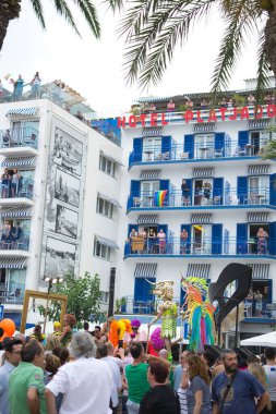 Sitges, Barcelona, İspanya - 15 Haziran 2014: Barcelona 'da eşcinsel gururu yürüyüşü, yüzlerce insan eşcinsel topluluğuyla birlikte bu etkinliğin tadını çıkarmaya geliyor.