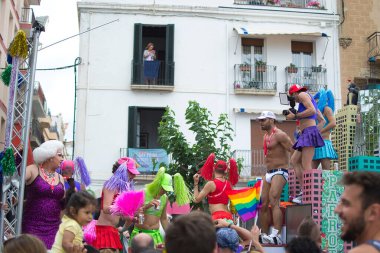 Sitges, Barcelona, İspanya - 15 Haziran 2014: Barcelona 'da eşcinsel gururu yürüyüşü, yüzlerce insan eşcinsel topluluğuyla birlikte bu etkinliğin tadını çıkarmaya geliyor.