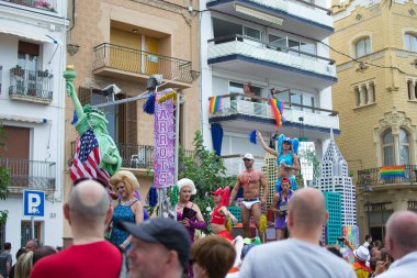 Sitges, Barcelona, İspanya - 15 Haziran 2014: Barcelona 'da eşcinsel gururu yürüyüşü, yüzlerce insan eşcinsel topluluğuyla birlikte bu etkinliğin tadını çıkarmaya geliyor.