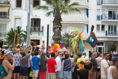 Sitges, Barcelona, İspanya - 15 Haziran 2014: Barcelona 'da eşcinsel gururu yürüyüşü, yüzlerce insan eşcinsel topluluğuyla birlikte bu etkinliğin tadını çıkarmaya geliyor.