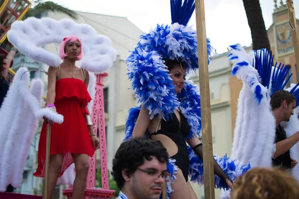 Sitges, Barcelona, İspanya - 15 Haziran 2014: Barcelona 'da eşcinsel gururu yürüyüşü, yüzlerce insan eşcinsel topluluğuyla birlikte bu etkinliğin tadını çıkarmaya geliyor.