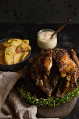 Tipik İspanyol yemeği, patates ve biberiyeli kızarmış tavuk ve alioli..