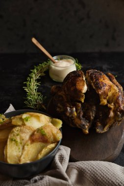 Tipik İspanyol yemeği, patates ve biberiyeli kızarmış tavuk ve alioli..