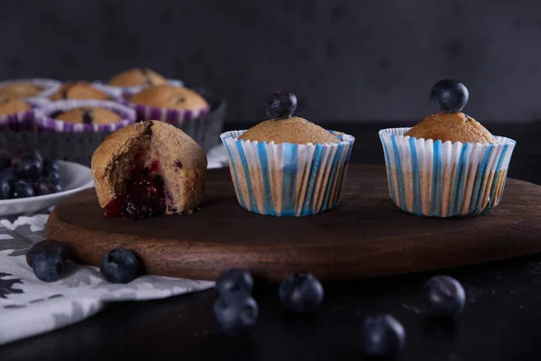 美味的自制杯状蛋糕 塞满蓝莓 用小模子做出来 — 图库照片