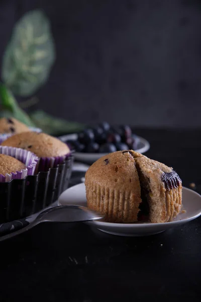 Heerlijke Zelfgemaakte Cupcakes Gevuld Met Bosbessen Gepresenteerd Kleine Schimmels — Stockfoto