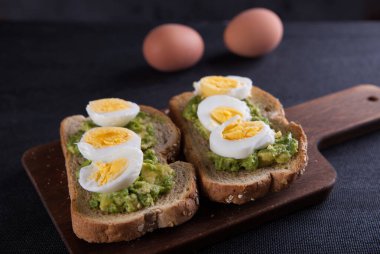 Yulaf tostu, avokado ve kaynamış yumurta ile hazırlanmış sandviç..