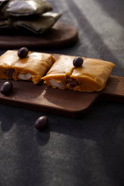 Mısır unu, tavuk ya da domuz eti, sarımsak, acı biber, siyah zeytin ve yumurtadan yapılmış tamale adıyla bilinen tipik Peru yemeği..