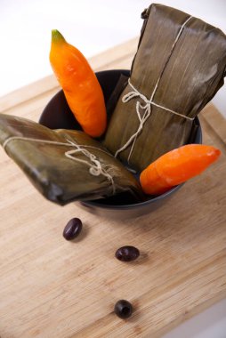 Mısır unu, tavuk ya da domuz eti, sarımsak, acı biber, siyah zeytin ve yumurtadan yapılmış tamale adıyla bilinen tipik Peru yemeği..