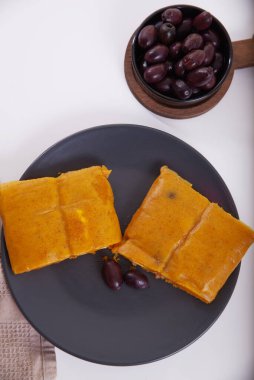 Mısır unu, tavuk ya da domuz eti, sarımsak, acı biber, siyah zeytin ve yumurtadan yapılmış tamale adıyla bilinen tipik Peru yemeği..