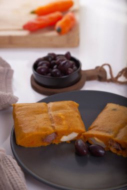 Mısır unu, tavuk ya da domuz eti, sarımsak, acı biber, siyah zeytin ve yumurtadan yapılmış tamale adıyla bilinen tipik Peru yemeği..