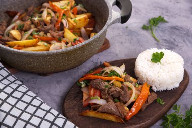 Lomo saltado adıyla bilinen Peru yemeği, sığır filetosu, domates, sarı biber, soğan ve diğer sebzelerle hazırlandı..