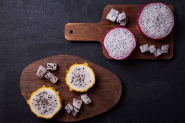 Ejderha meyveleri kesilir ve karanlık arka planda ortaya çıkar.