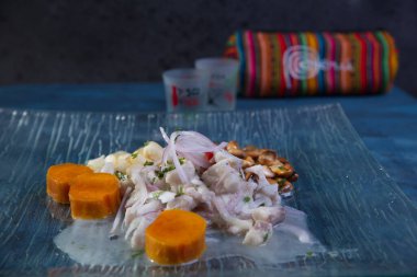 Limon içinde marine edilmiş ve başlangıç olarak servis edilen tıknaz balıktan yapılmış çok ünlü Peru yemeği..