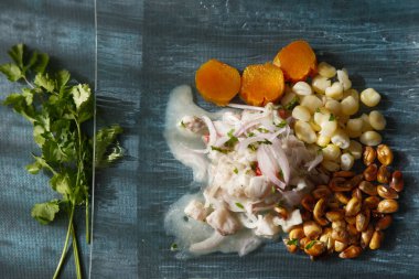 Limon içinde marine edilmiş ve başlangıç olarak servis edilen tıknaz balıktan yapılmış çok ünlü Peru yemeği..