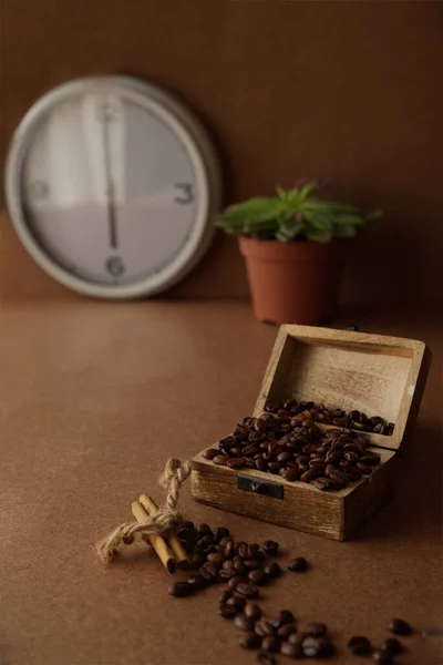 Caixa Madeira Com Grãos Café Relógio Parede Planta Pedaços Canela — Fotografia de Stock