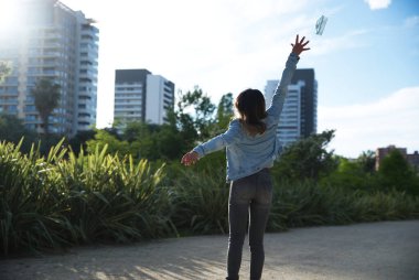 Kadın, özgürlük işareti olarak maskeyi atar ve salgının sonu gelir..