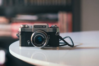 Barselona, Katalonya, İspanya - 10 Kasım 2025: Zeiss Ikon markasından Alman yapımı analog kamera, model Icarex 35.