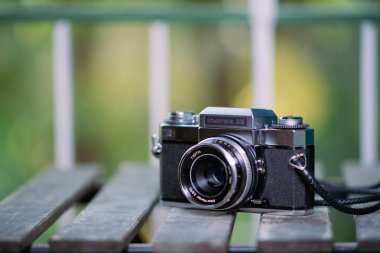 Barselona, Katalonya, İspanya - 10 Kasım 2025: Zeiss Ikon markasından Alman yapımı analog kamera, model Icarex 35.