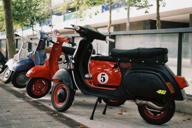 Barselona, Katalonya, İspanya 7 Eylül 2025: Dünyanın çeşitli yerlerinden klasik arabaların sergilenmesi, analog filmle çekilmiş fotoğraflar.