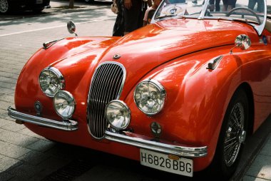 Barselona, Katalonya, İspanya 7 Eylül 2025: Dünyanın çeşitli yerlerinden klasik arabaların sergilenmesi, analog filmle çekilmiş fotoğraflar.