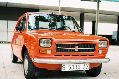 Barselona, Katalonya, İspanya 7 Eylül 2025: Dünyanın çeşitli yerlerinden klasik arabaların sergilenmesi, analog filmle çekilmiş fotoğraflar.