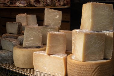 Gıda Pazarında Çeşitli Peynir Seçimleri