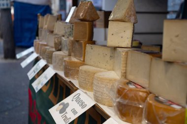 Açık Markette Çeşitli Peynirler