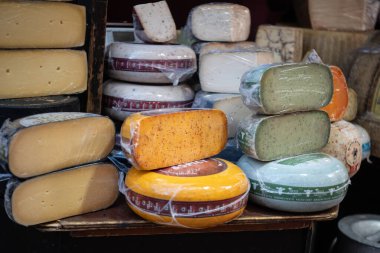 Bir ekrana istiflenmiş peynir çeşitliliği