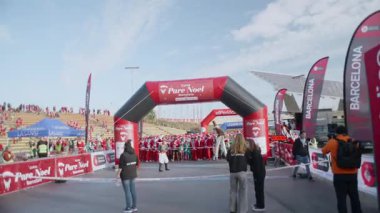 Barselona, Katalonya, İspanya, 21 Aralık 2025: Binlerce insan Noel Baba kılığında 5K yarışı için Barcelona 'daki Forum Park' ta toplandı.