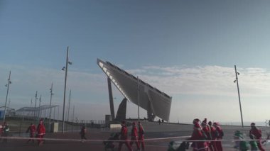 Barselona, Katalonya, İspanya, 21 Aralık 2025: Binlerce insan Noel Baba kılığında 5K yarışı için Barcelona 'daki Forum Park' ta toplandı.