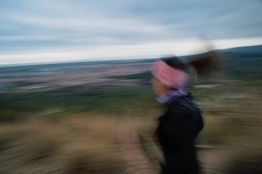 Dağ koşucusu hareket bulanıklığıyla dışarıda koşuyor