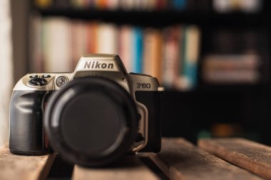 Barselona, Katalonya, İspanya: 15 Ocak 2026. Nikon F60, hayranlar için 1998 yılında başlatılan ve otomatik ve manuel modları birleştiren 35 mm 'lik popüler bir SLR kameradır..