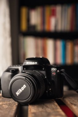 Barselona, Katalonya, İspanya: 15 Ocak 2026. Nikon F50, 1994 yılında başlatılan 35 mm 'lik analog bir SLR kameradır, otomatik odaklanma ve çeşitli pozlama modları sayesinde hayranlar için idealdir..