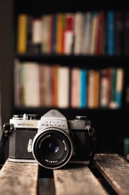 Barselona, Katalonya, İspanya: 15 Ocak 2026. Pentax Spotmatic, 1964 ve 1976 yılları arasında Asahi tarafından üretilen ve TTL ışık göstergesini ilk popüler yapan 35mm 'lik SLR kameradır..